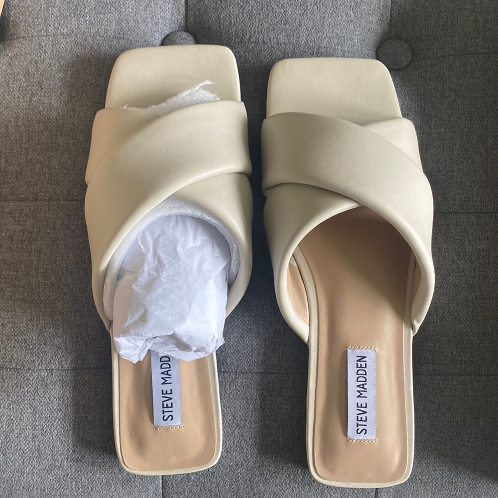 Steve Madden size 9 sandals. NWT color-bone